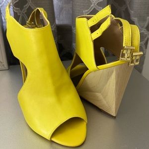 Rachel yellow wedges sz 10